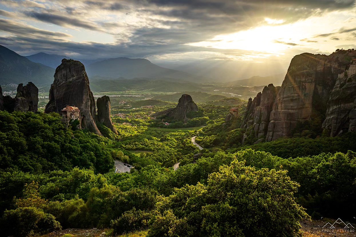 Uma das melhores vistas sobre os mosteiros empoleirados nos invulgares rochedos de Meteora.

Se nas fotos é impressionante, garantimos que ao vivo é ainda mais arrebatador. 

Já a visita ao interior dos mosteiros só é interessante se conseguirem numa hora sem multidões (quase impossível!).
